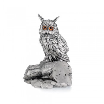Table decoration owl on wood